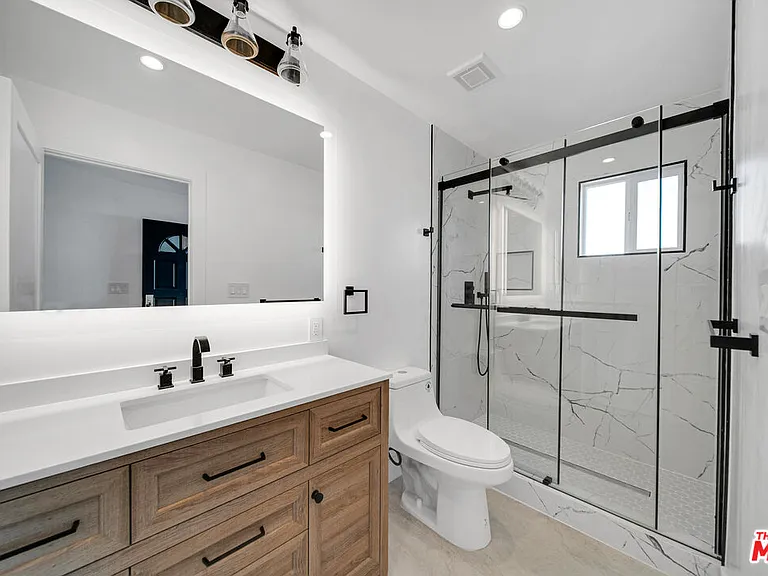 23500 Aetna St — Photo 12