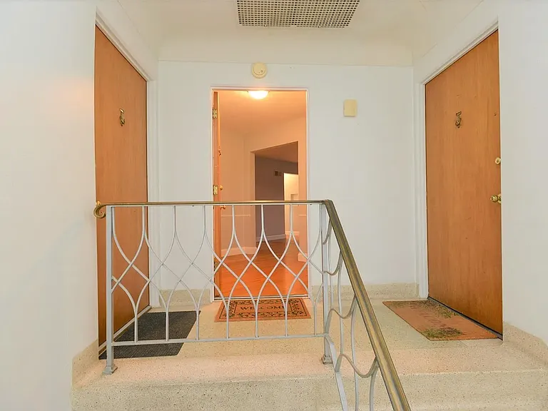 7201 Hampton Ave #2S — Photo 3