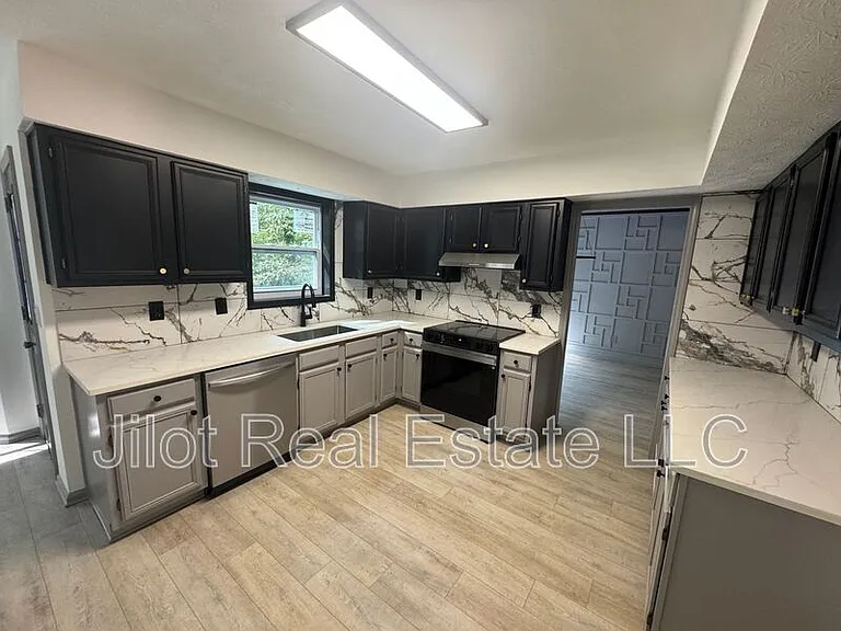 63 Lakeview Ln — Photo 3