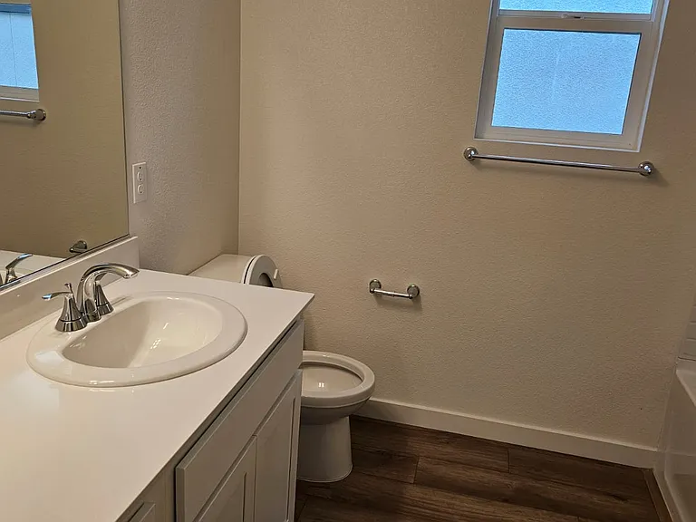 Upstairs Full Bath Room
