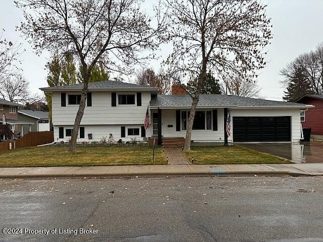 1st image of 830 11th Ave W