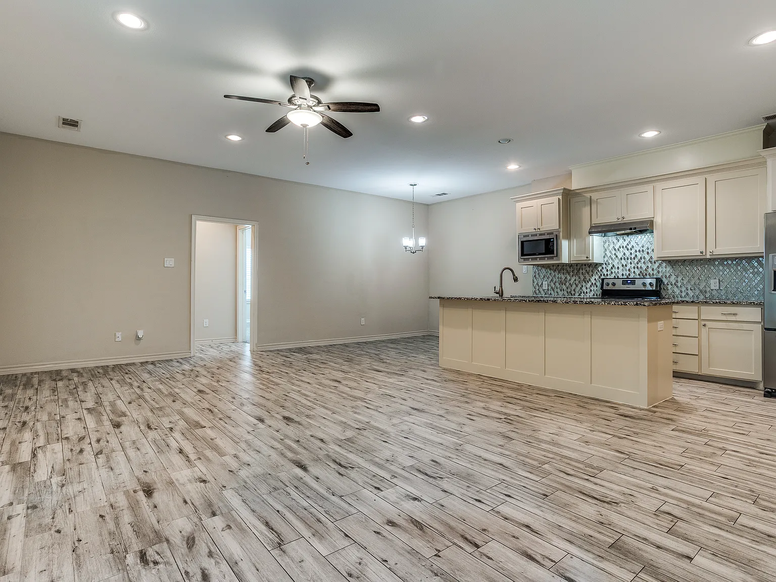 4 bed, 2.5 bath, 2001 sqft, $2,400 — Photo 2