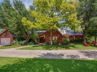 1083 E Woodridge Rd, Waxahachie, TX 75165