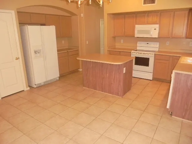 3 bed, 2.0 bath, 1956 sqft, $2,225 — Photo 3