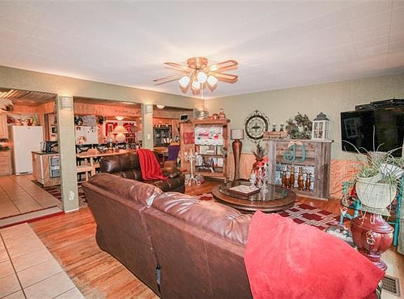 3rd image of 813 Crescent Dr