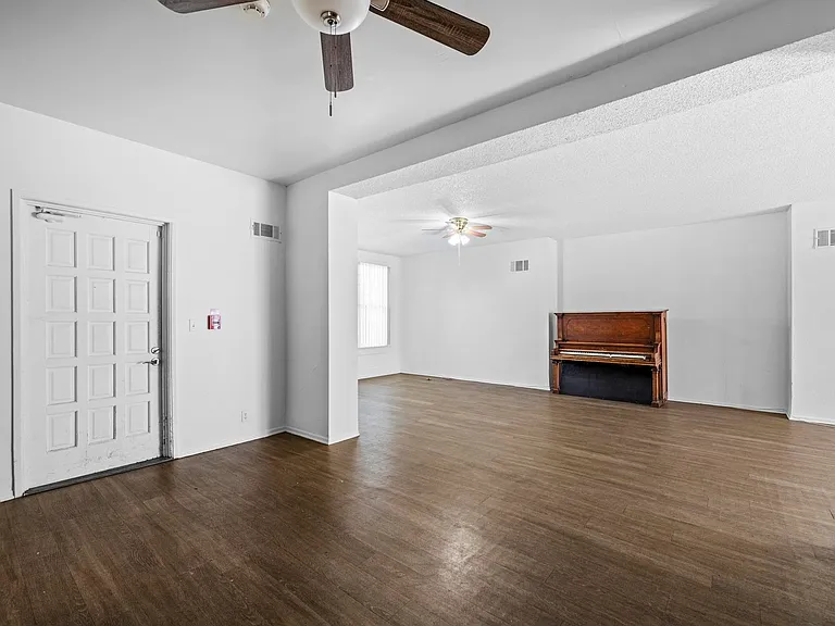 2335 Portland St — Photo 6