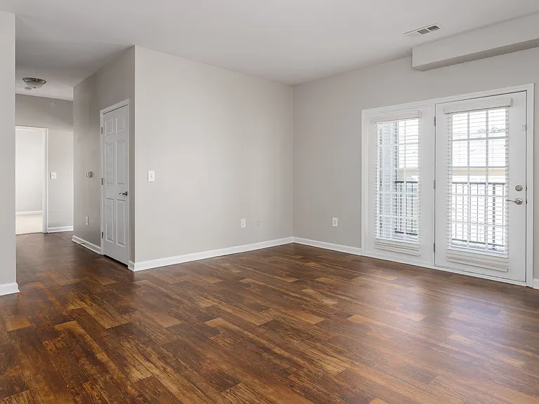 Marshall Square Apartments — Photo 34