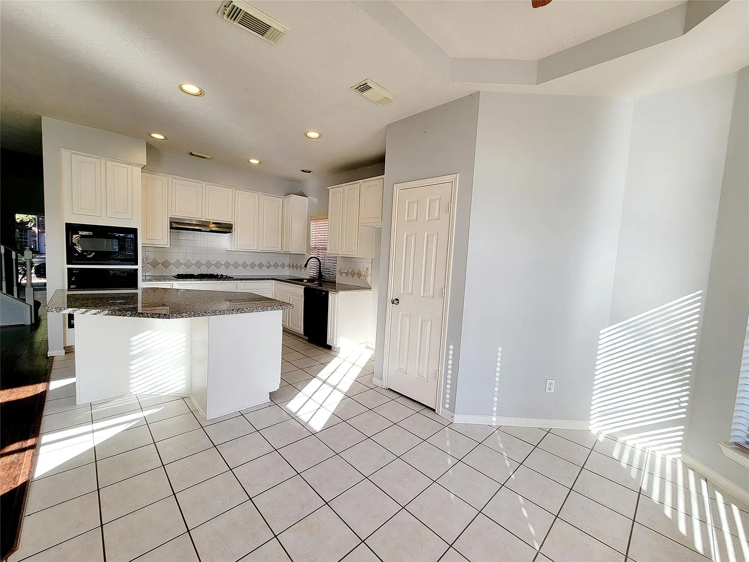4 bed, 2.5 bath, 2617 sqft, $2,500 — Photo 4
