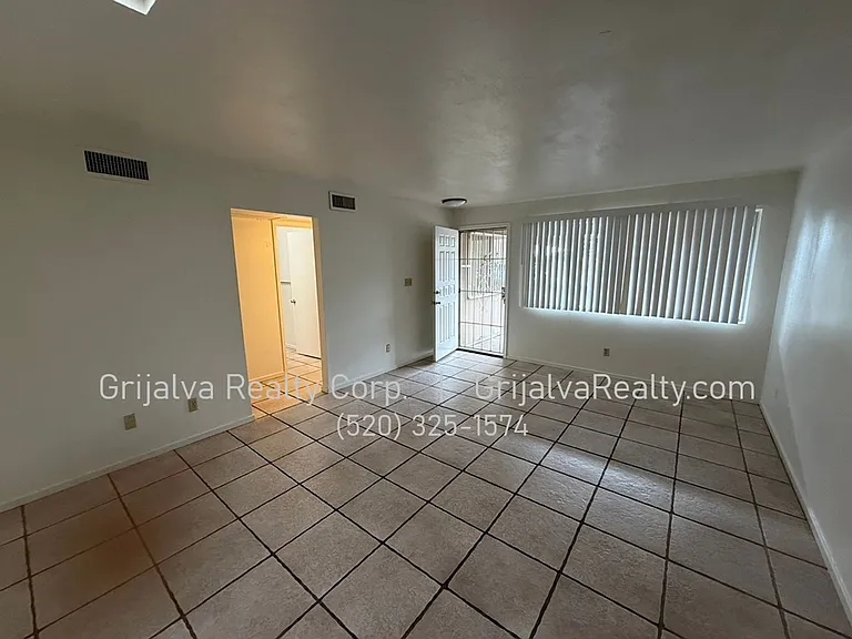 3946 N Stone Ave — Photo 2