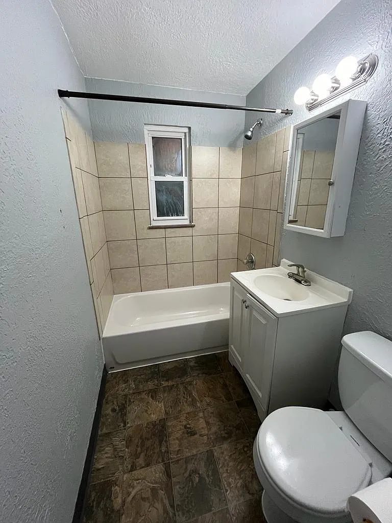 4 bed, 1.5 bath, 1287 sqft, $1,900 — Photo 2