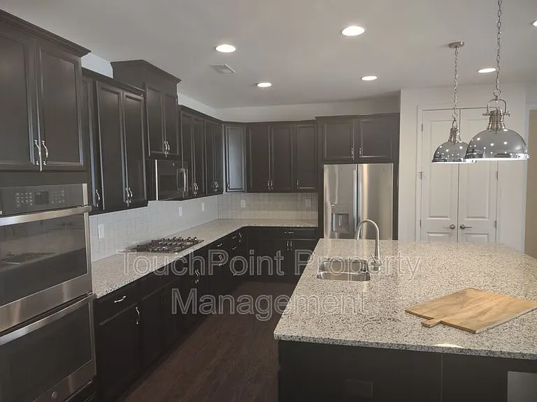906 Acorn Way — Photo 2