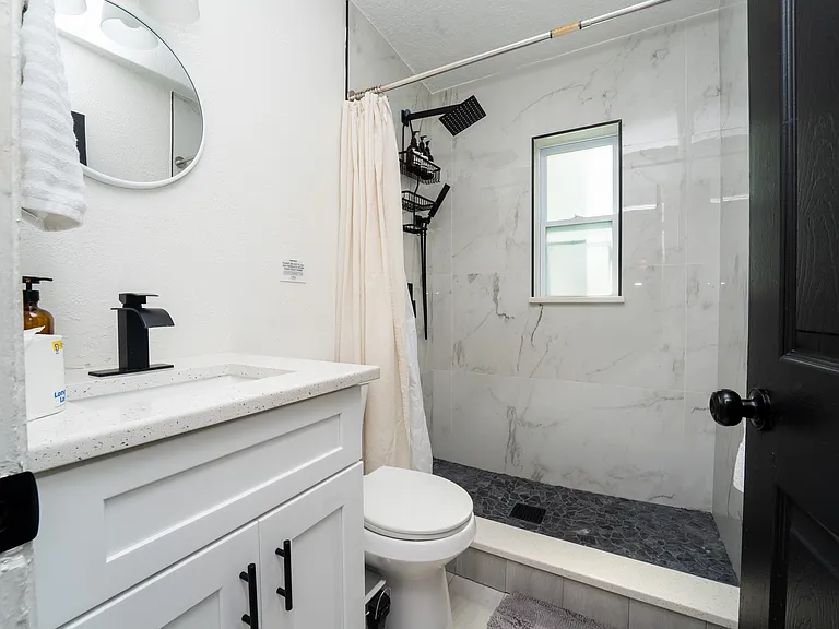 1107 E South St — Photo 47
