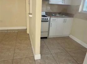 1319 NW 60th St, Miami, FL