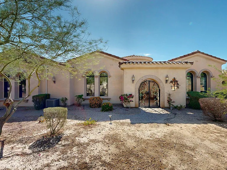 8724 E Regina Cir — Photo 1