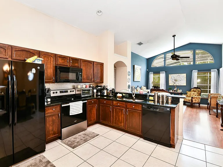 436 Lake Shore Pkwy — Photo 2