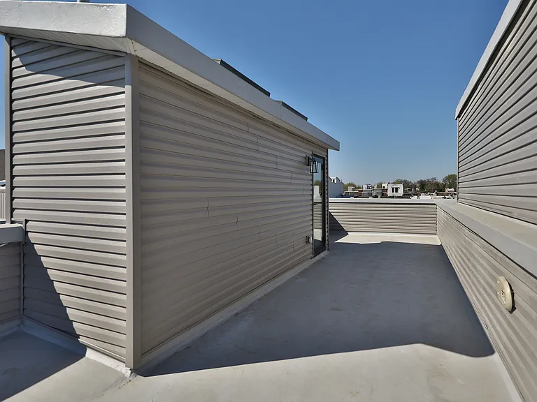 2541 Turner St — Photo 33