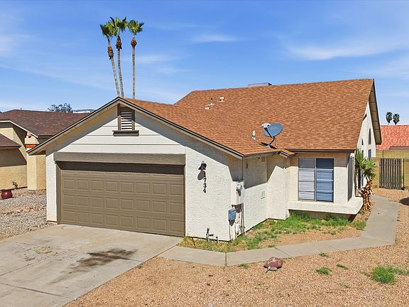 Brand new garage door, roof in great condition, AC in great condition, N/S exposure