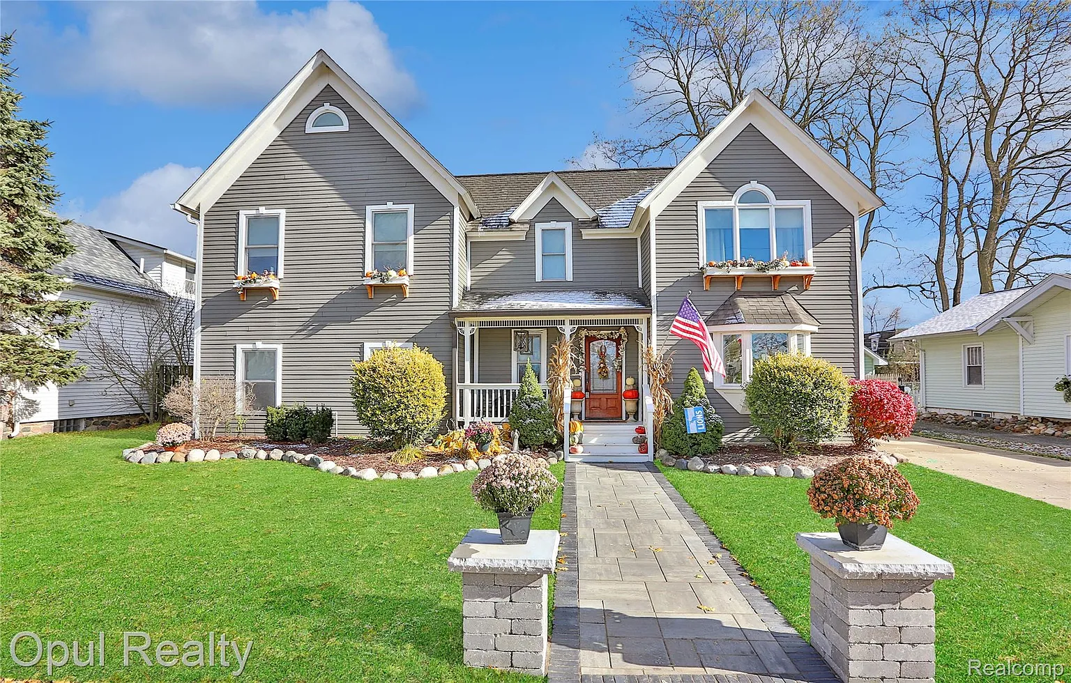 323 River St photo 1