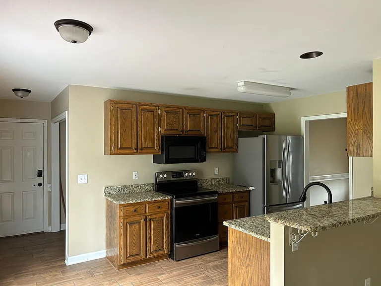 219 Yorkshire Dr — Photo 4