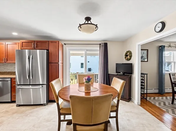81 Warfield Ave, Hull, MA 02045