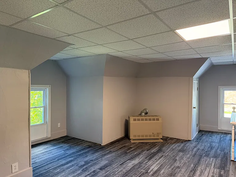 110 E Snow St — Photo 16