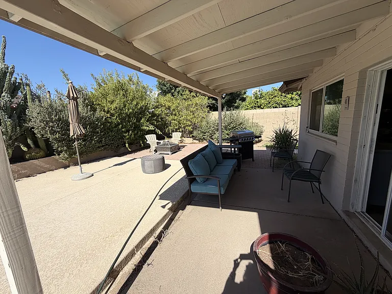 514 E Morrow Dr — Photo 2