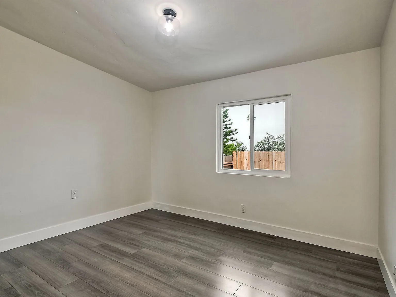 2 bed, 698 sqft, $2,610 — Photo 2