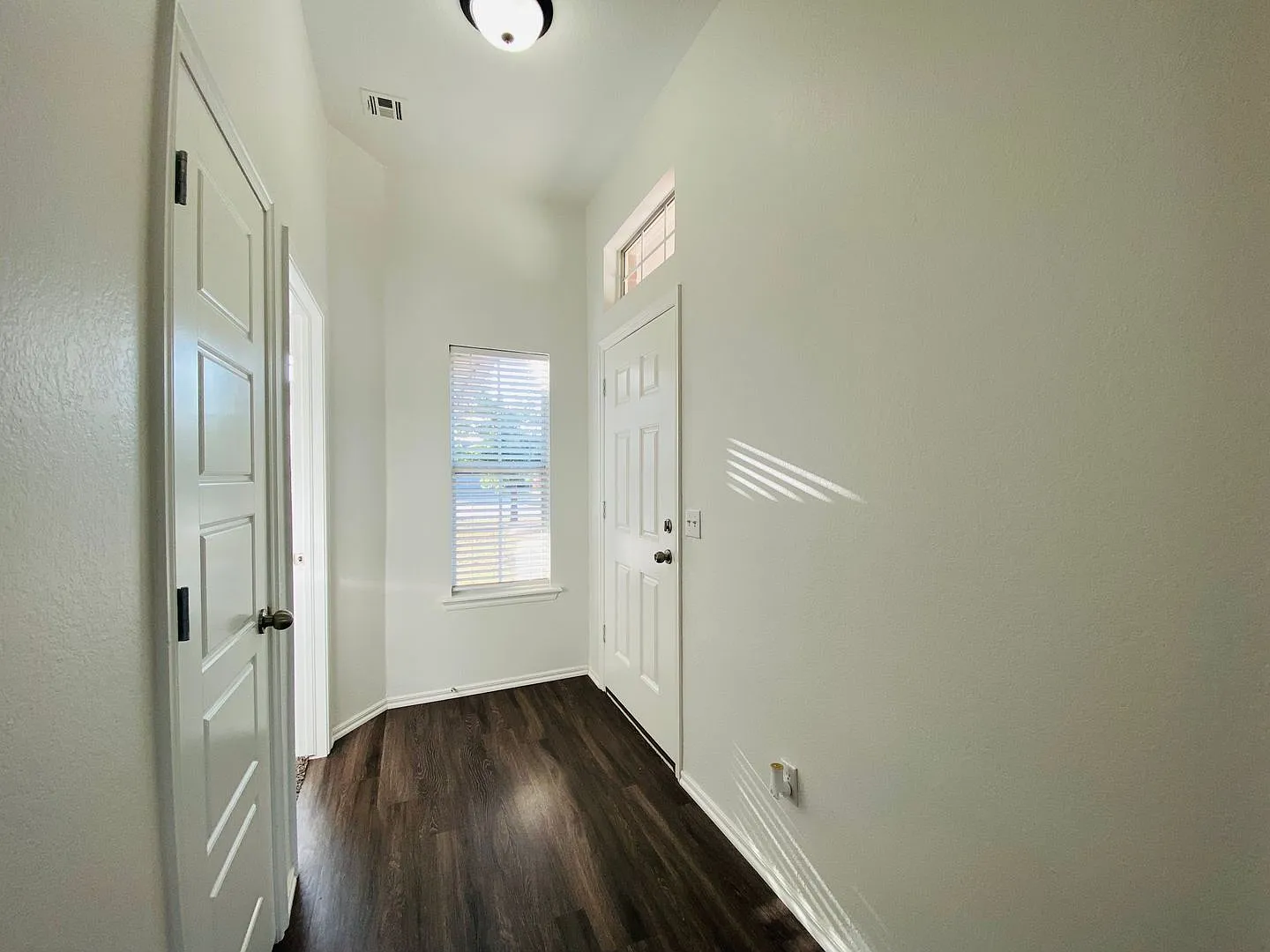 Freshly remodeled, 4 bed, 2 bath house in Mustang — Photo 3