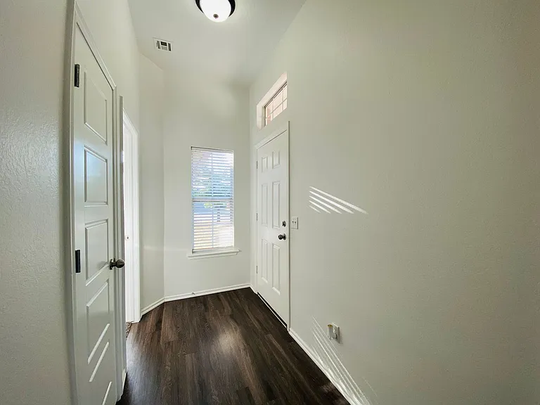 407 S Pointe Ln — Photo 3