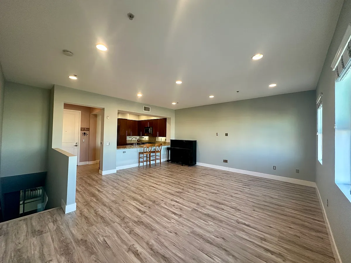 Building Photo - 300 E 4th St #407