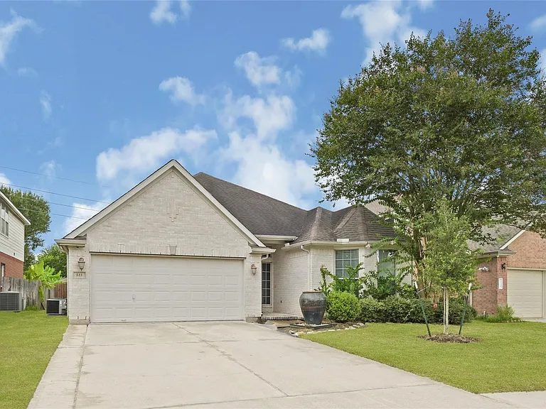 511 Nadia Way — Photo 1