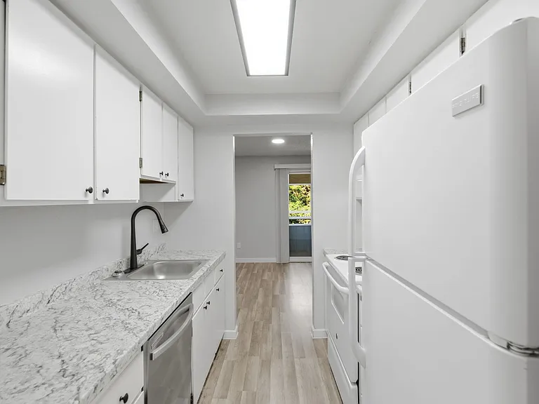 River Court Apartments - Updated Units With A View! — Photo 8