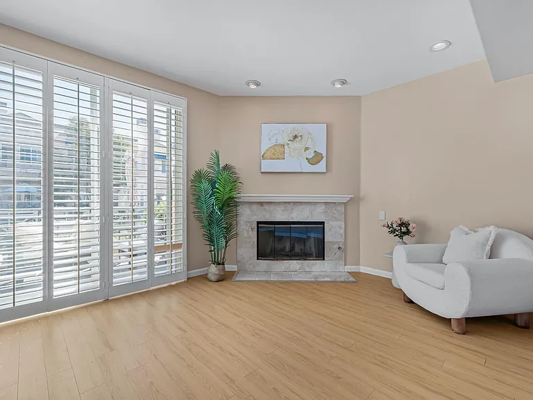 856 Lakeshore Dr — Photo 4