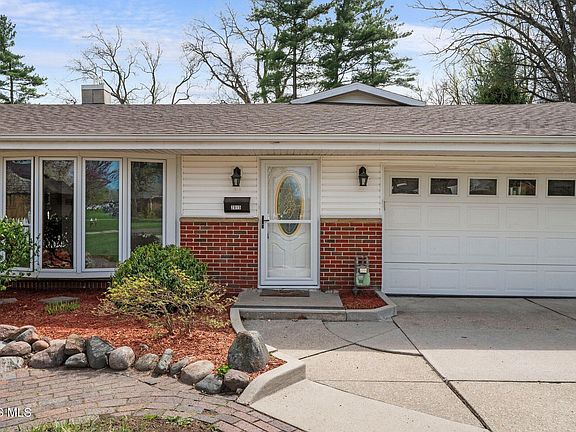 5th image of 2015 Burr Oaks Dr