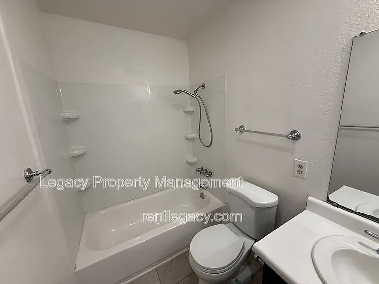 2125 Northwood Cir #D — Photo 7