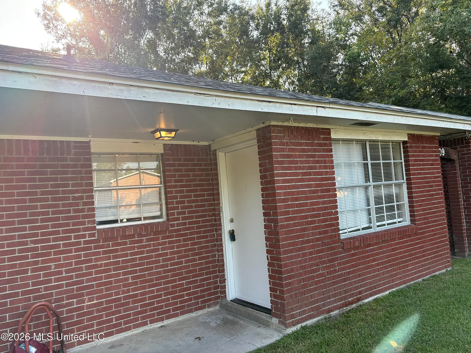 2 bed, 1.0 bath, 706 sqft, $850 — Photo 2