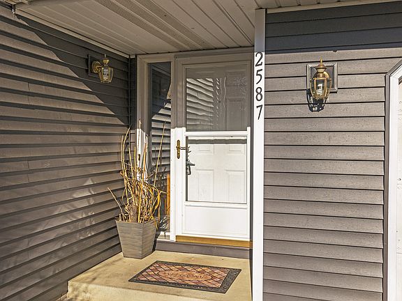 4th image of 2587 Taylor Ave