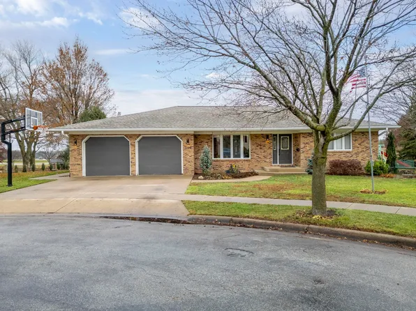 106 Willow Cir, Waverly, IA 50677