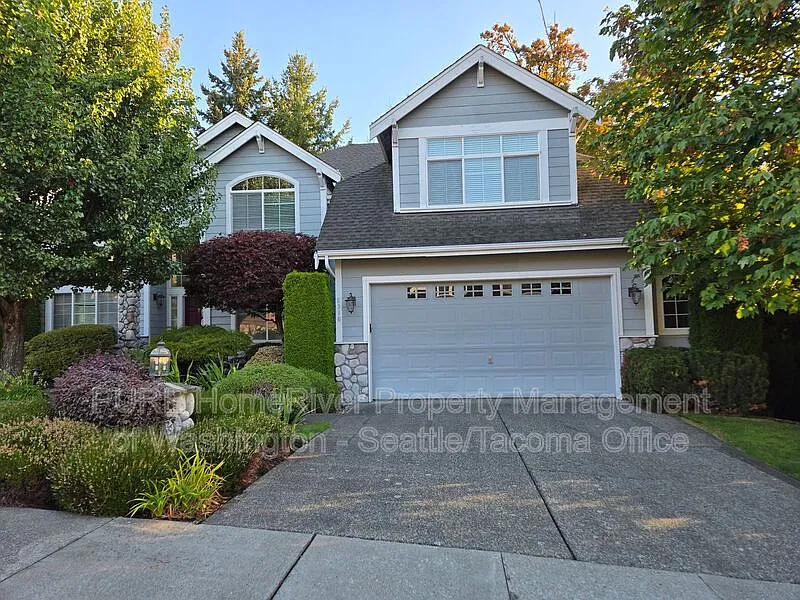 4 bed, 2.5 bath, 3200 sqft, $4,000 — Photo 1