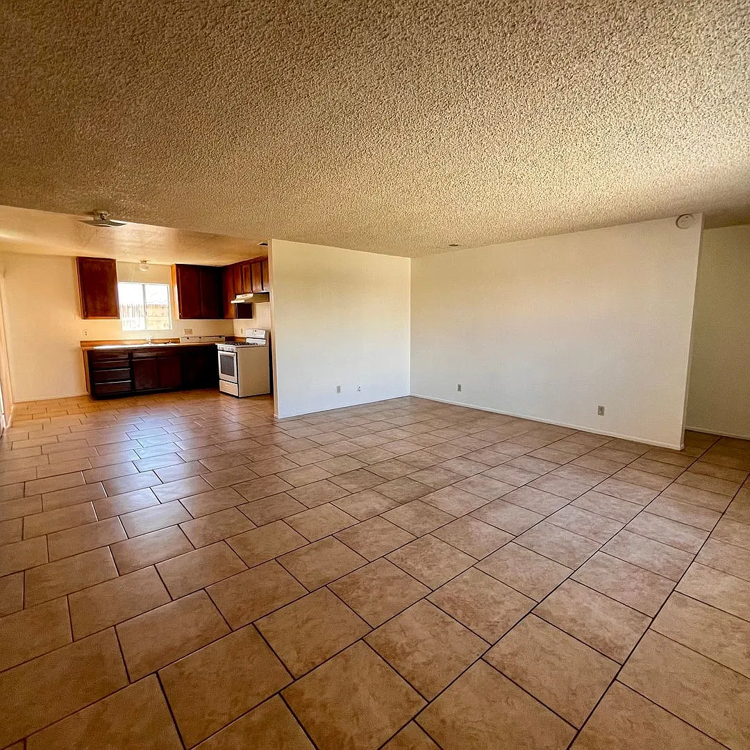 14015 Spruce St — Photo 3