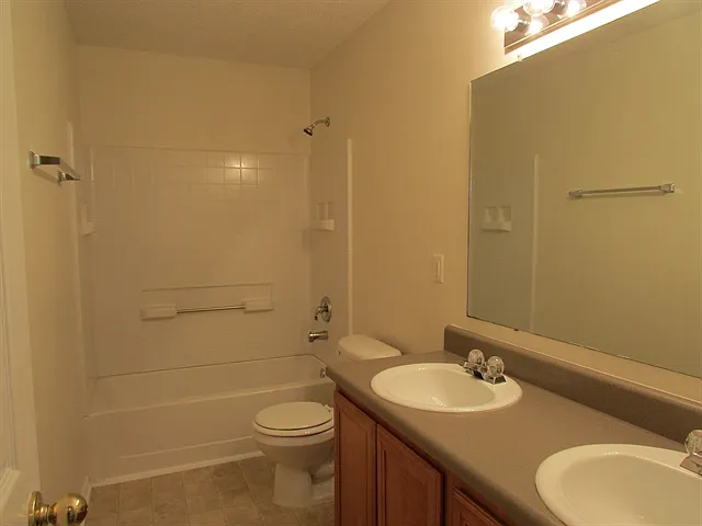 2651 Sutherland Dr — Photo 12