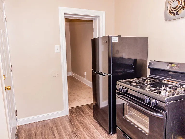 1019 W Leigh St — Photo 3
