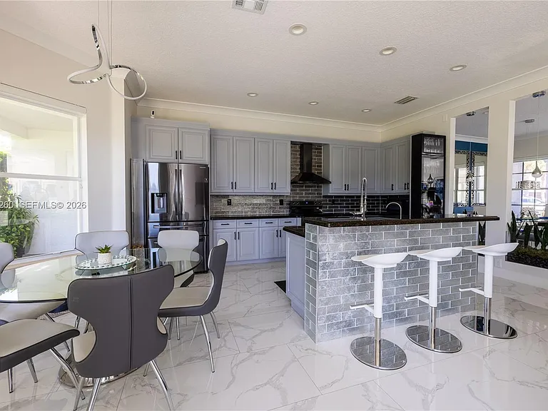 8904 Maple Hill Ct — Photo 2