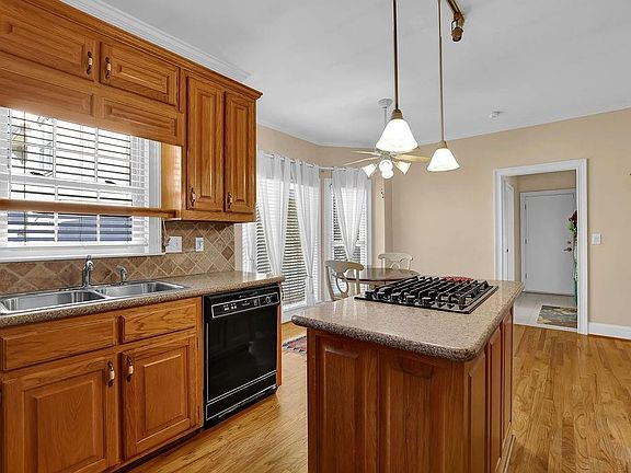 3rd image of 2492 Summeroak Dr