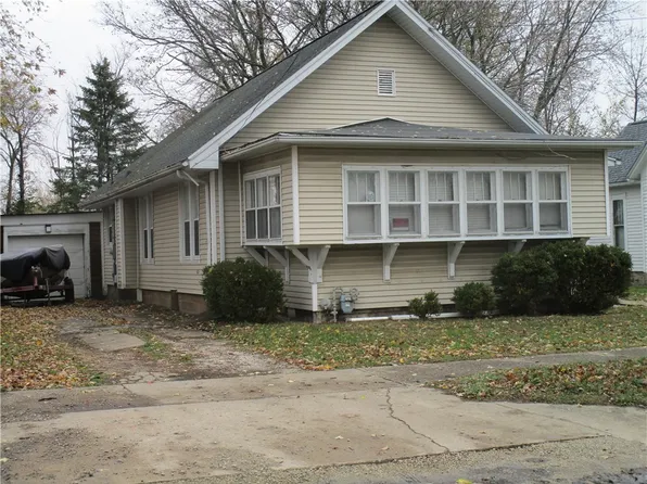 402 W 2nd St, Pana, IL 62557