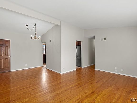 5th image of 2370 Martin Dr