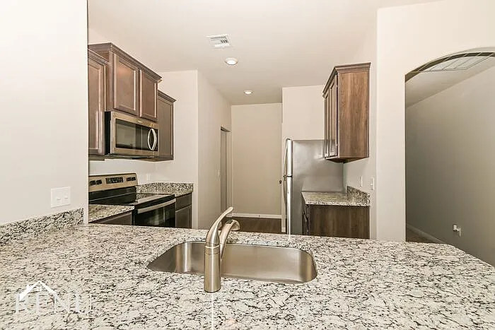 3 bed, 2.0 bath, 1265 sqft, $1,555 — Photo 4