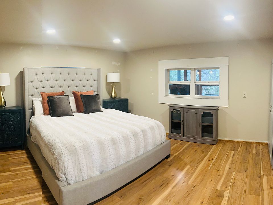 Nice size bedroom with King size bed and nightstands