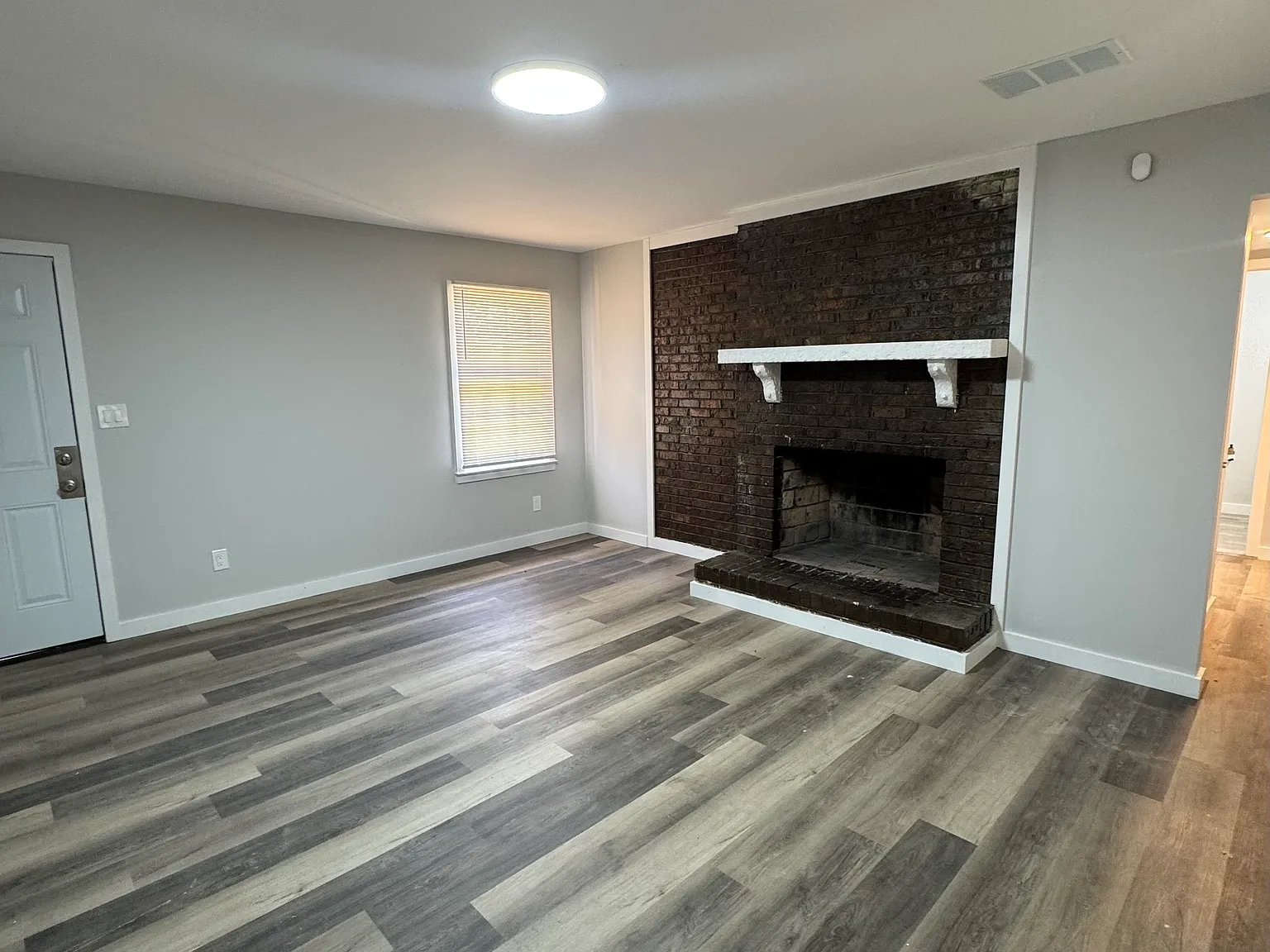 4 bed, 4.0 bath, 2100 sqft, $2,325 — Photo 3