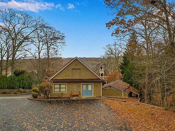 LARGE GAMEROOM OVER GARAGE W